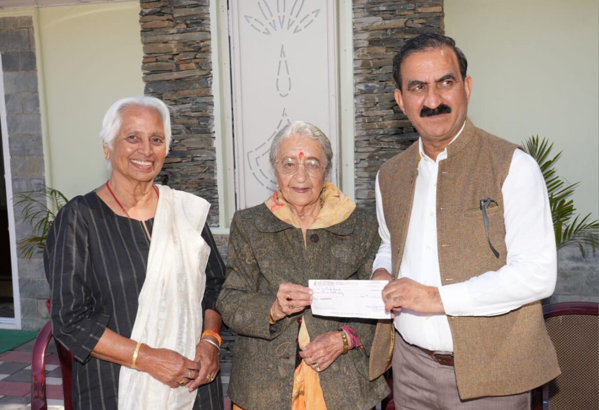 शिमला की वयोवृद्ध महिलाओ ने आपदा राहत कोष में 1 लाख रुपये का अंशदान किया