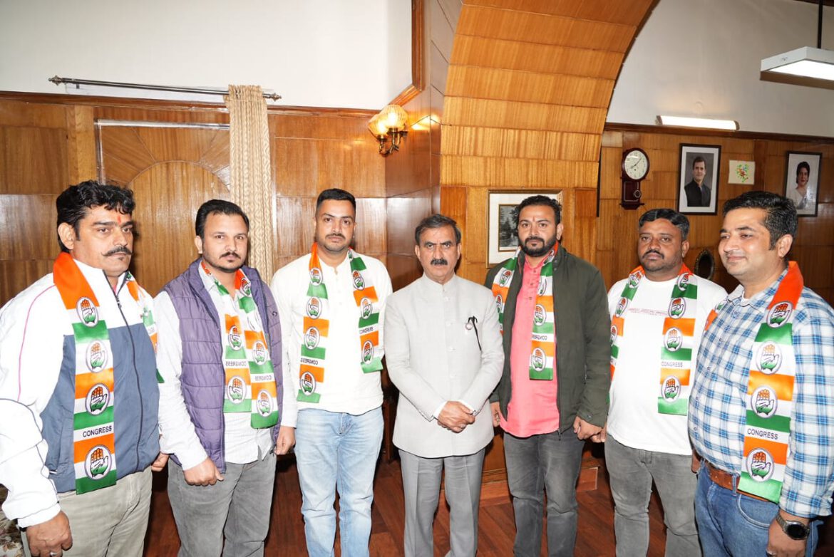 नादौन विधानसभा क्षेत्र में भाजपा को बड़ा झटका,6कट्टर समर्थकों ने छोड़ी पार्टी,सीएम सुखविंदर सिंह सुक्खू के नेतृत्व में जताई आस्था