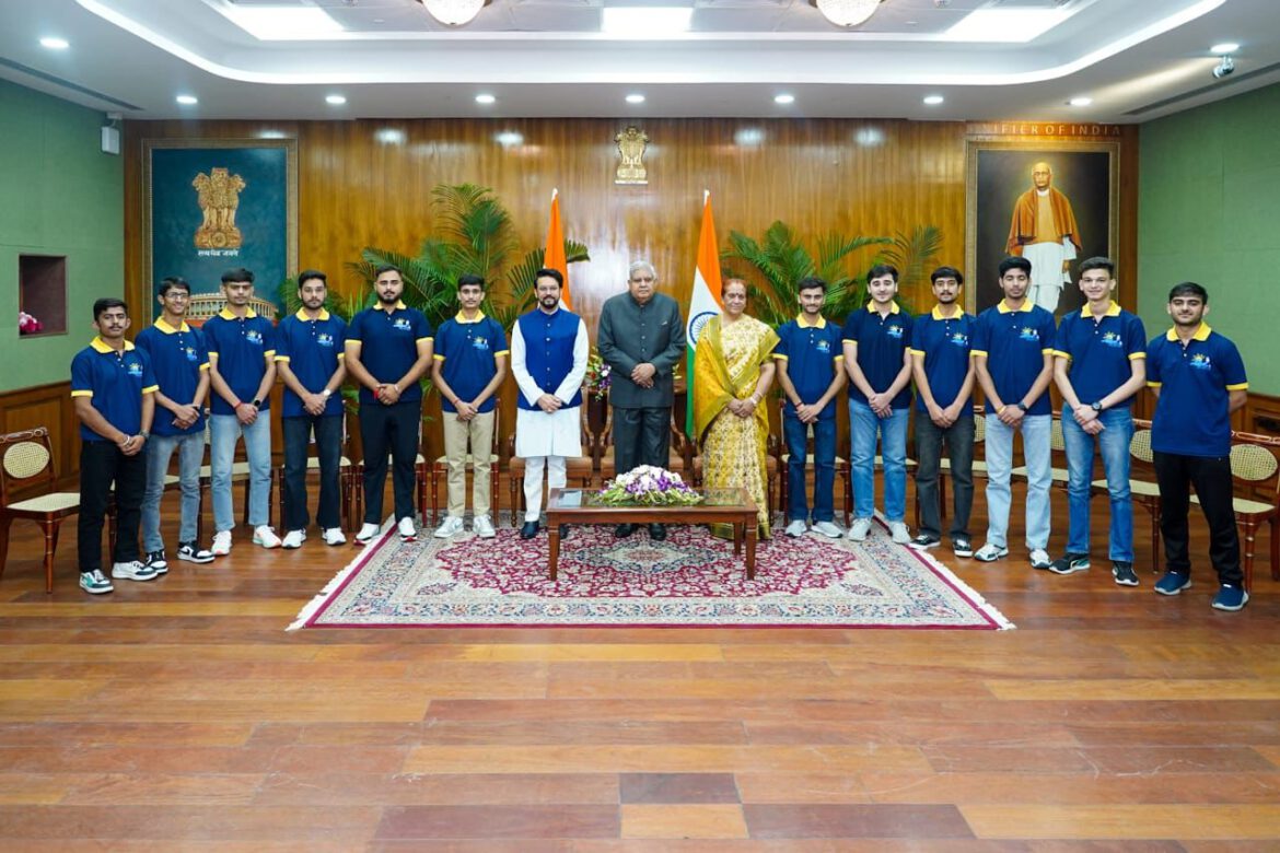 सांसद भारत दर्शन के तहत 21मेधावी उपराष्ट्रपति,रक्षा मंत्री से मिले,केंद्रीय मंत्री अनुराग ठाकुर की अनूठी पहल,छात्र बोले अविस्मरणीय
