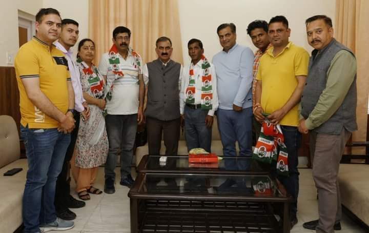 हमीरपुर नगर परिषद अध्यक्ष मनोज मिन्हास,भाजपा समर्थित बीडीसी सदस्य मनजीत कांग्रेस में शामिल,